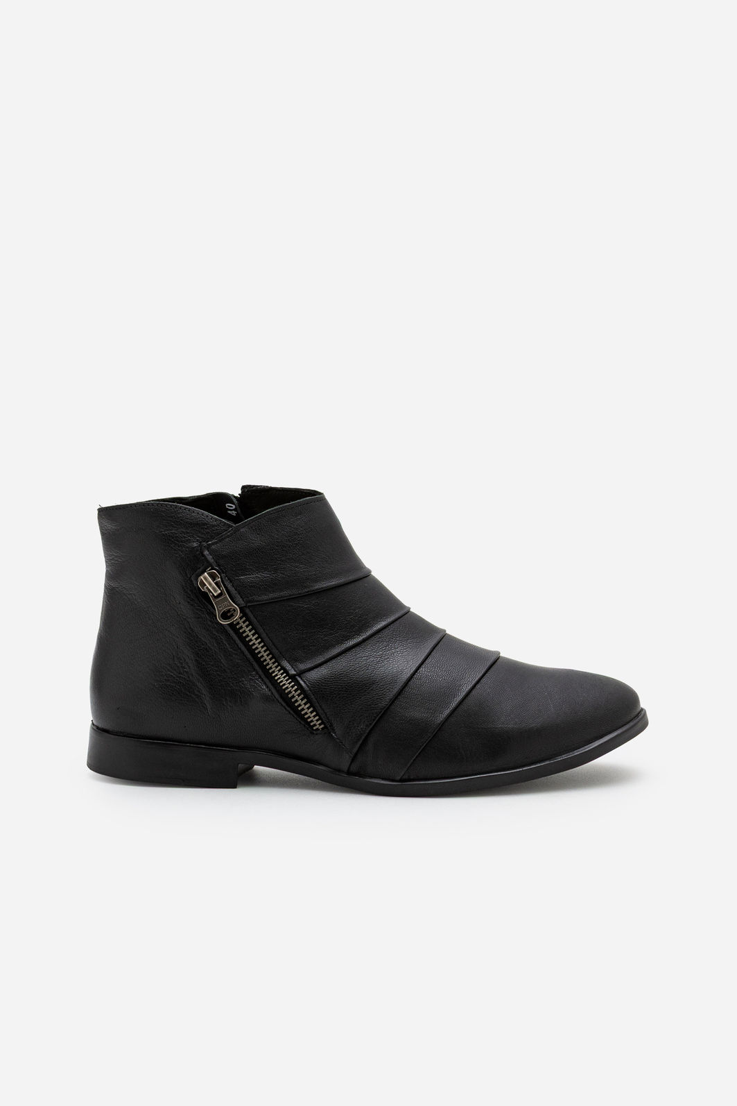 Bota em Couro Cano Curto Preta Bota em Couro Cano Curto Preta