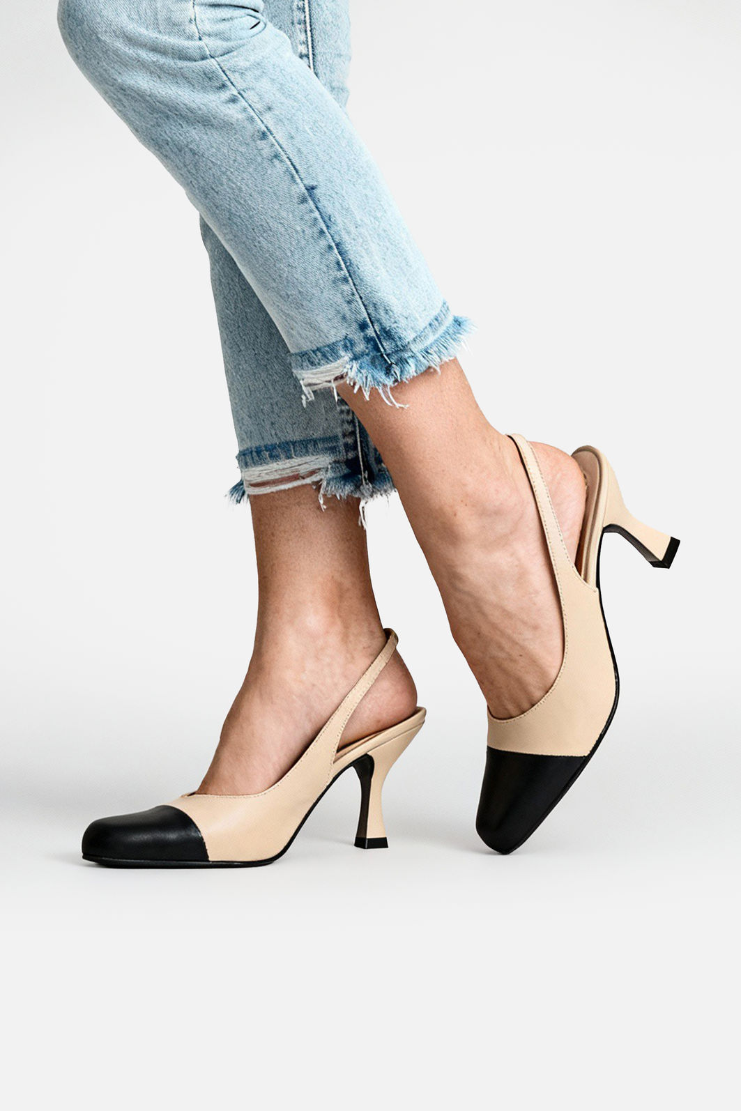 Chanel Bicolor com Bico Quadrado e Salto Taça Amêndoa