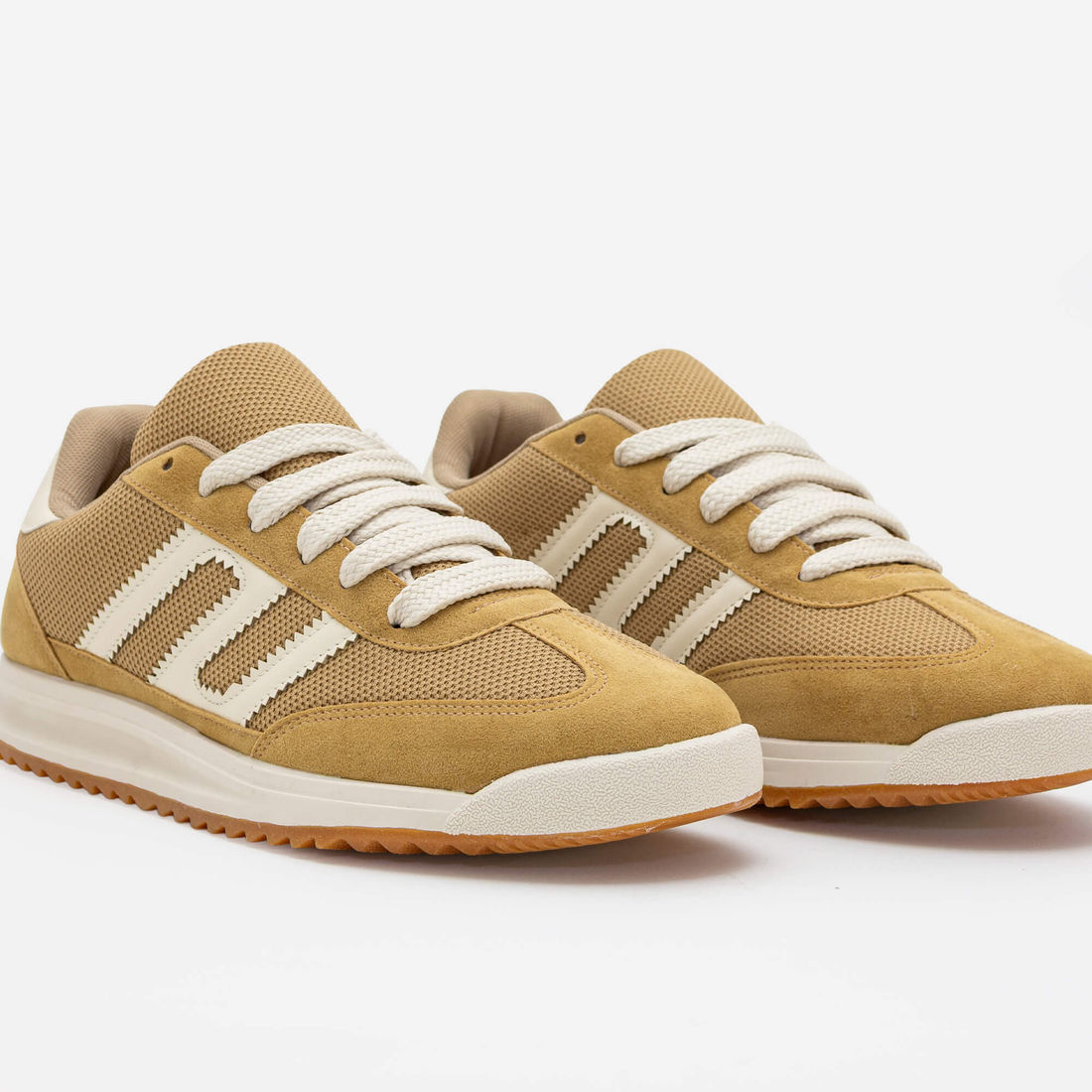 Tênis em Camurça com Sola Esportiva Bege Tênis em Camurça com Sola Esportiva Bege