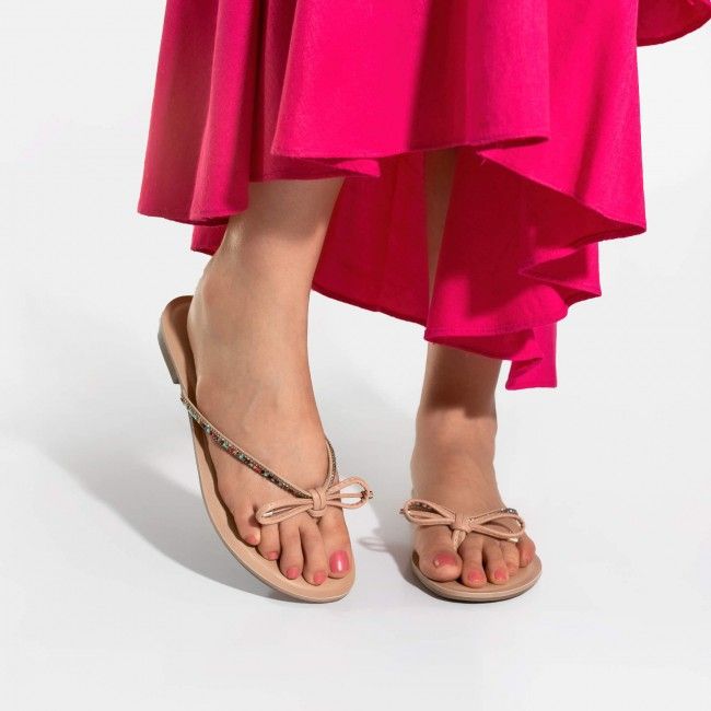 Rasteira Prática com Lacinho e Pedraria Colorida Bege Rasteira Prática com Lacinho e Pedraria Colorida Bege