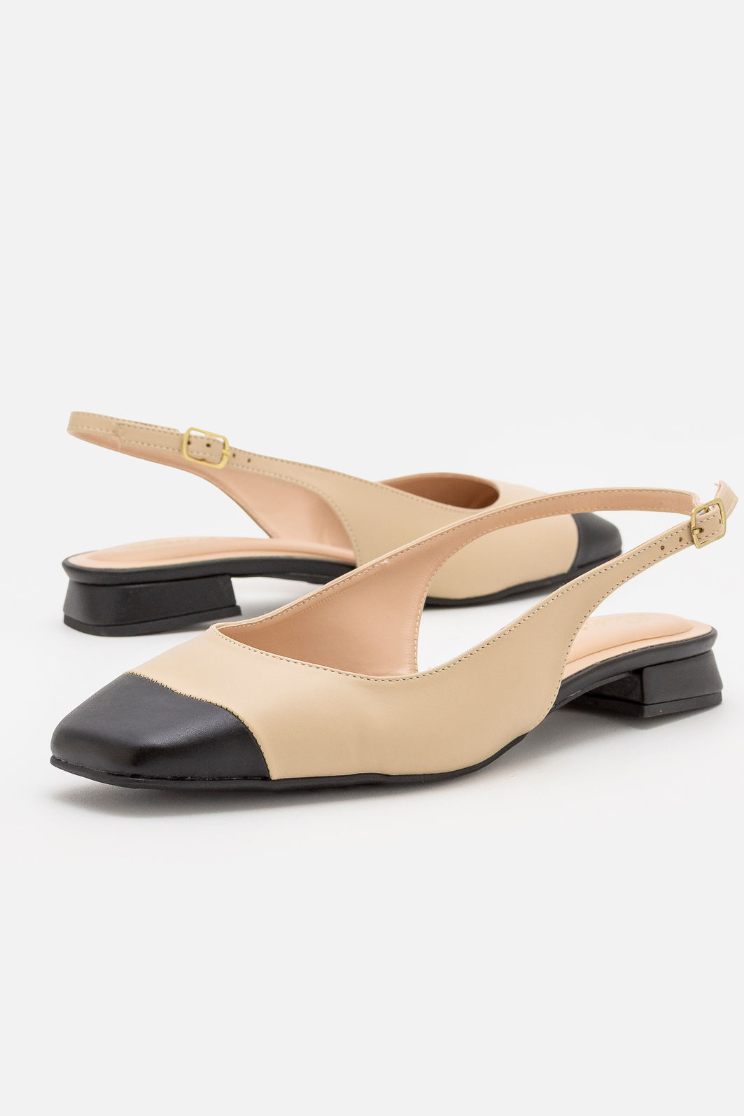 Chanel Bicolor com Bico Quadrado e Salto Baixo Amêndoa