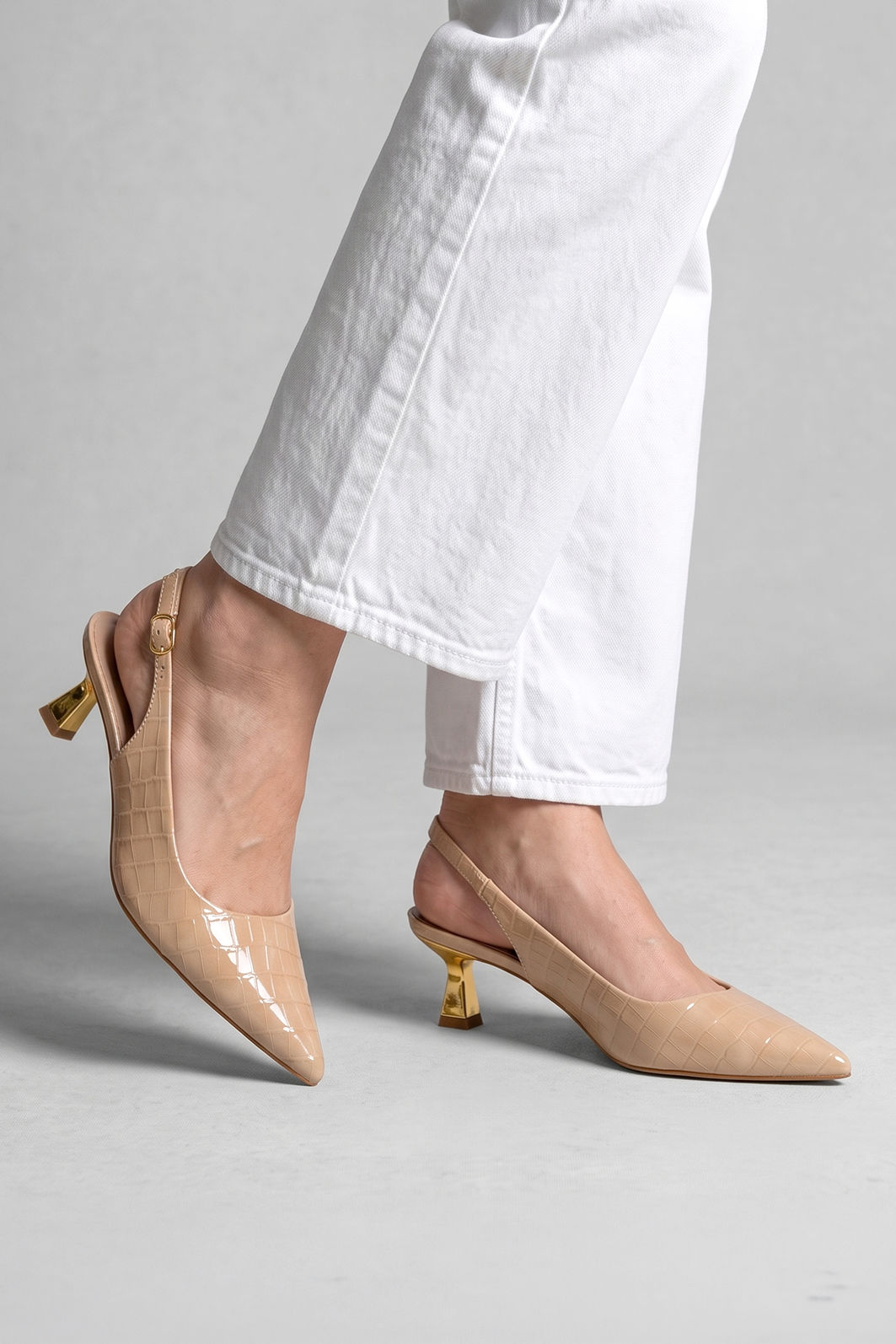Slingback em Croco com Salto Cromado Amêndoa Slingback em Croco com Salto Cromado Amêndoa