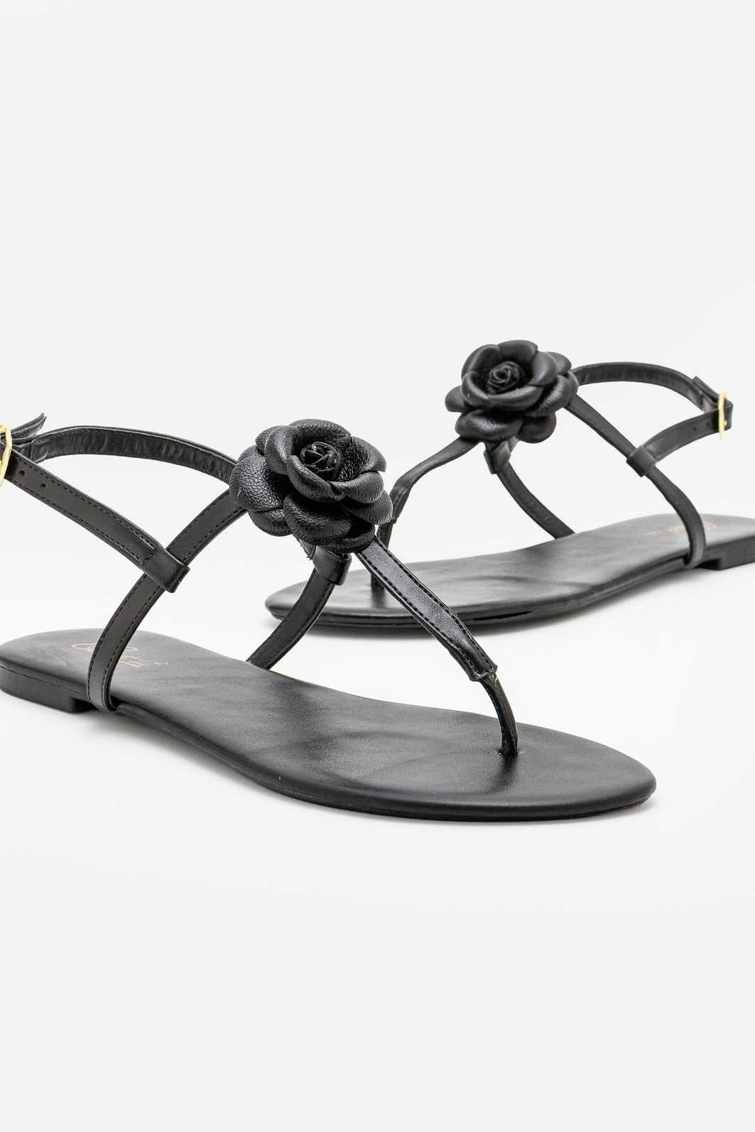 Rasteira Minimalista Com Flor Delicada Preto Rasteira Minimalista Com Flor Delicada Preto