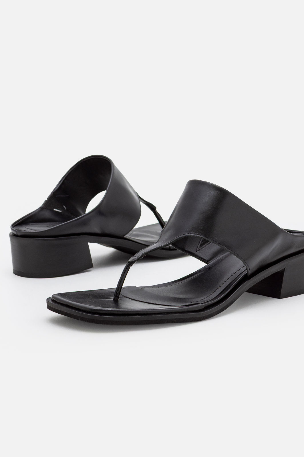 Mule Minimalista em Couro com Salto Bloco Preto Mule Minimalista em Couro com Salto Bloco Preto