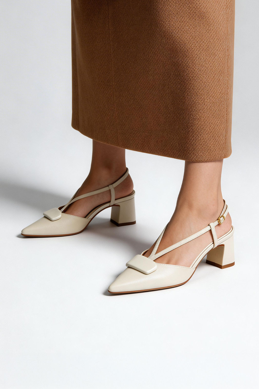 Chanel Com Salto Bloco e Enfeite Off White Chanel Com Salto Bloco e Enfeite Off White