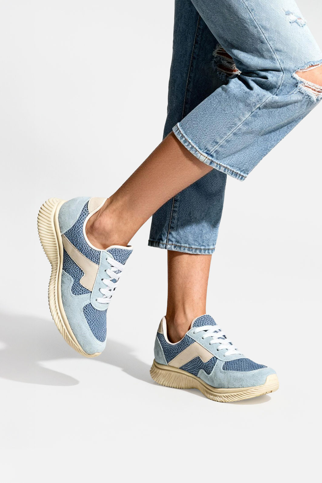 Tênis Moderno com Recortes Azul Claro