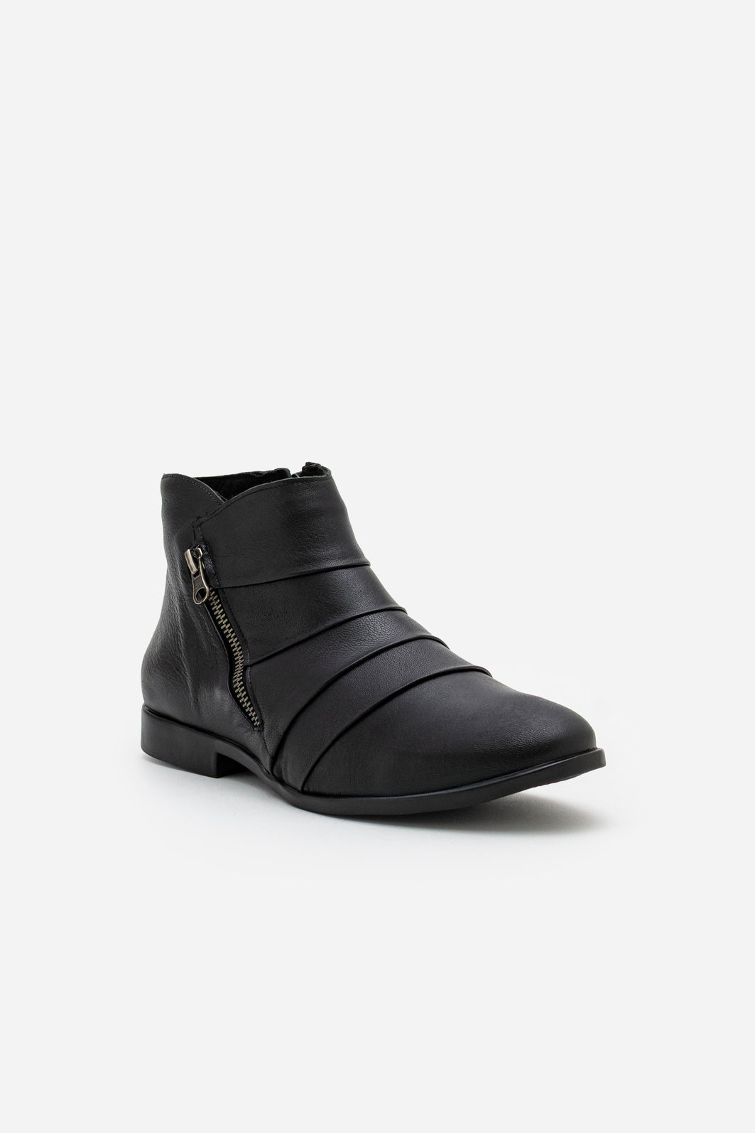 Bota em Couro Cano Curto Preta Bota em Couro Cano Curto Preta