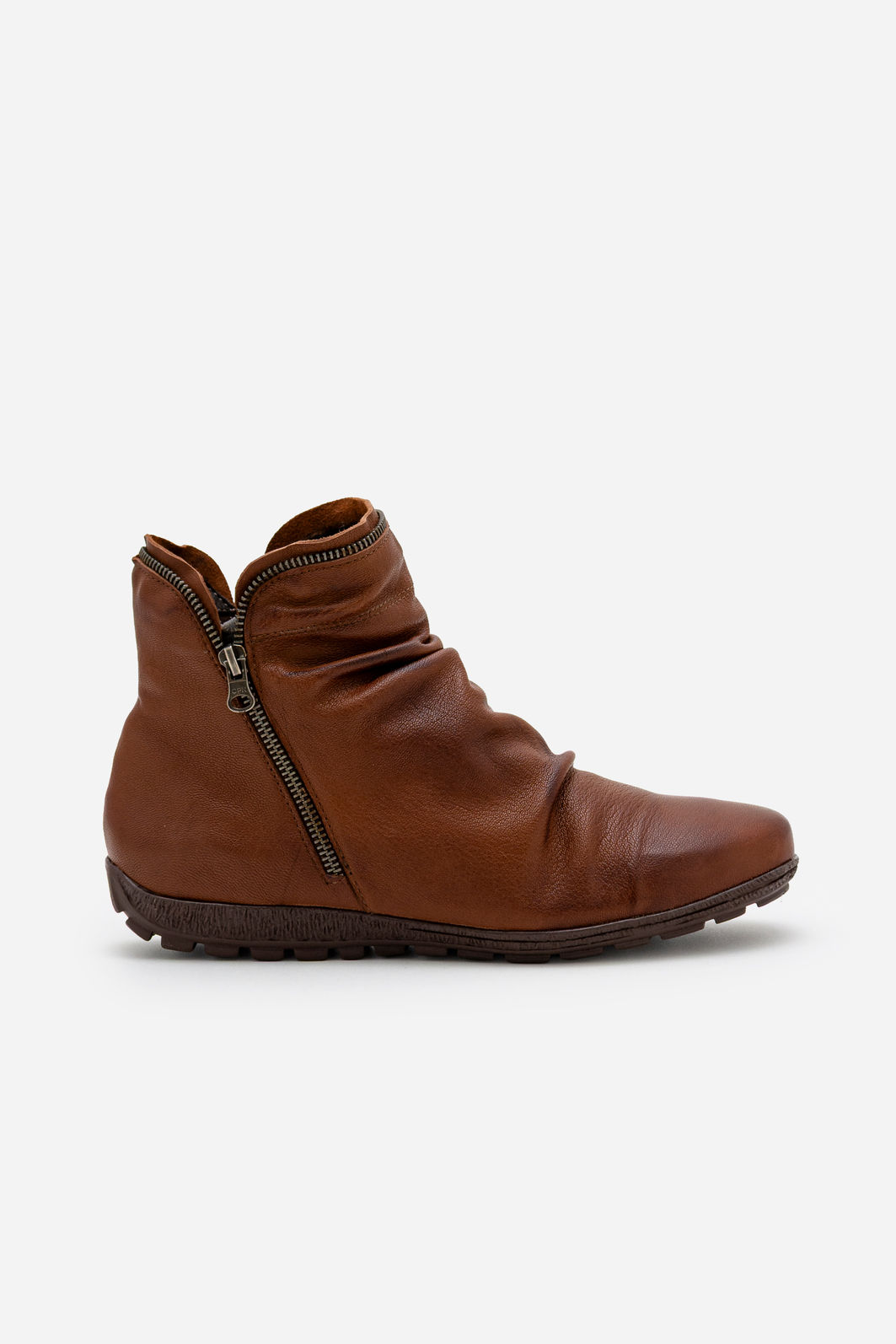 Bota em Couro com Cano Franzido em Sola de Borracha Tostado Bota em Couro com Cano Franzido em Sola de Borracha Tostado