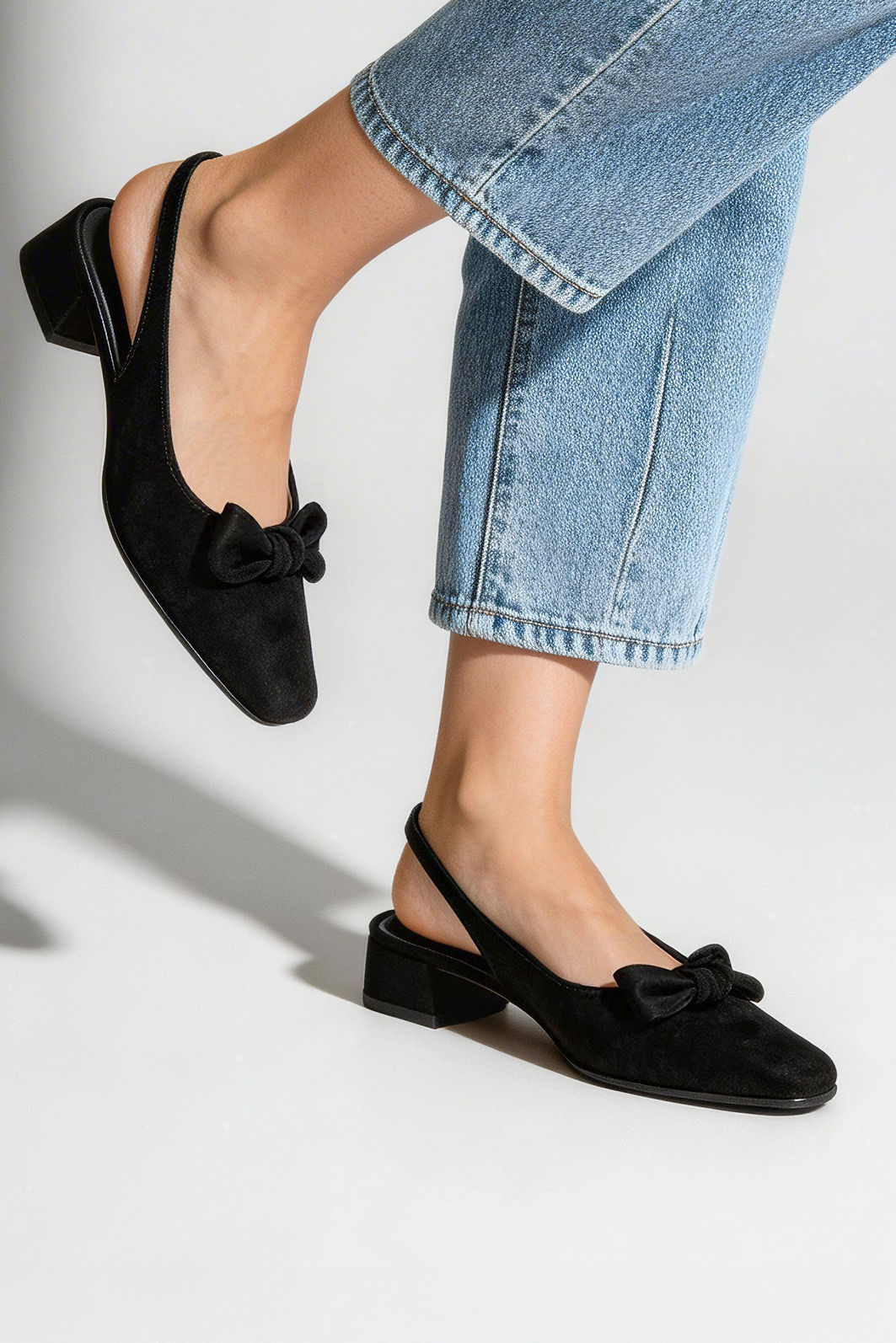 Slingback em Camurça com Laço Delicado Preto Slingback em Camurça com Laço Delicado Preto