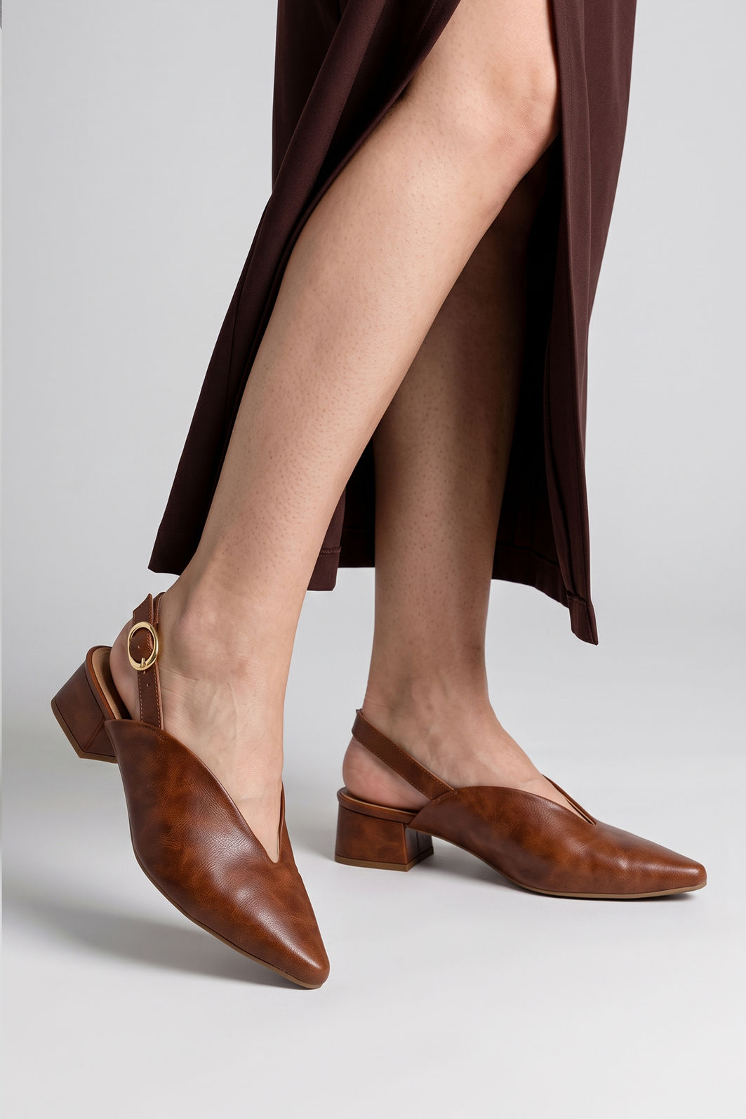 Slingback com Decote e Salto Baixo Tostado Slingback com Decote e Salto Baixo Tostado