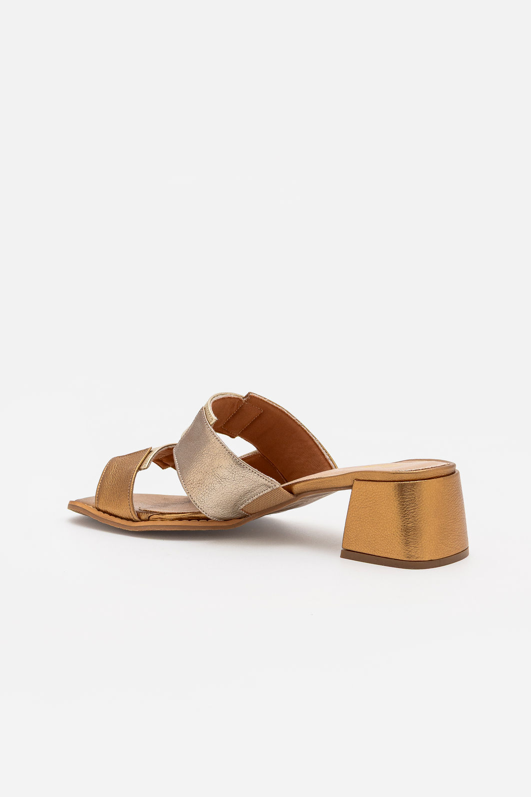 Mule em Couro com Recortes e Salto Bloco Bronze