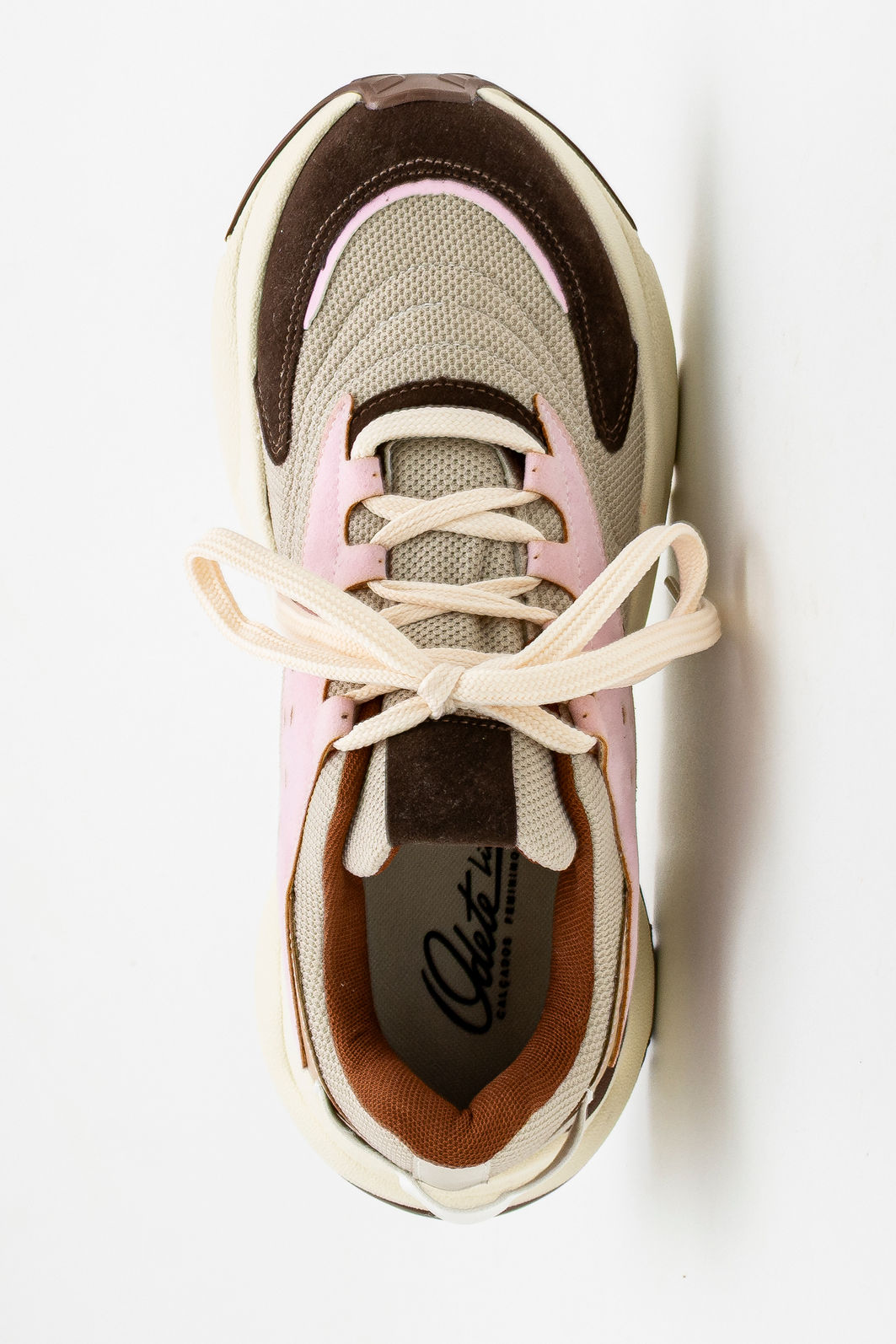 Tênis com Recortes e Solado Esportivo Off White