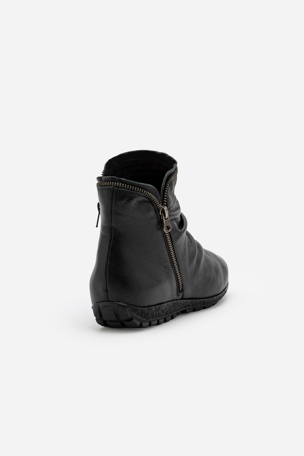 Bota em Couro com Cano Franzido em Sola de Borracha Preto Bota em Couro com Cano Franzido em Sola de Borracha Preto