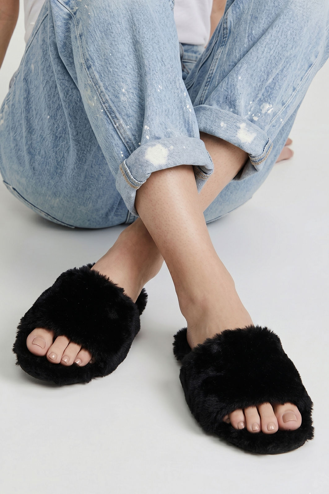Pantufa com Tira Larga Preta Pantufa com Tira Larga Preta
