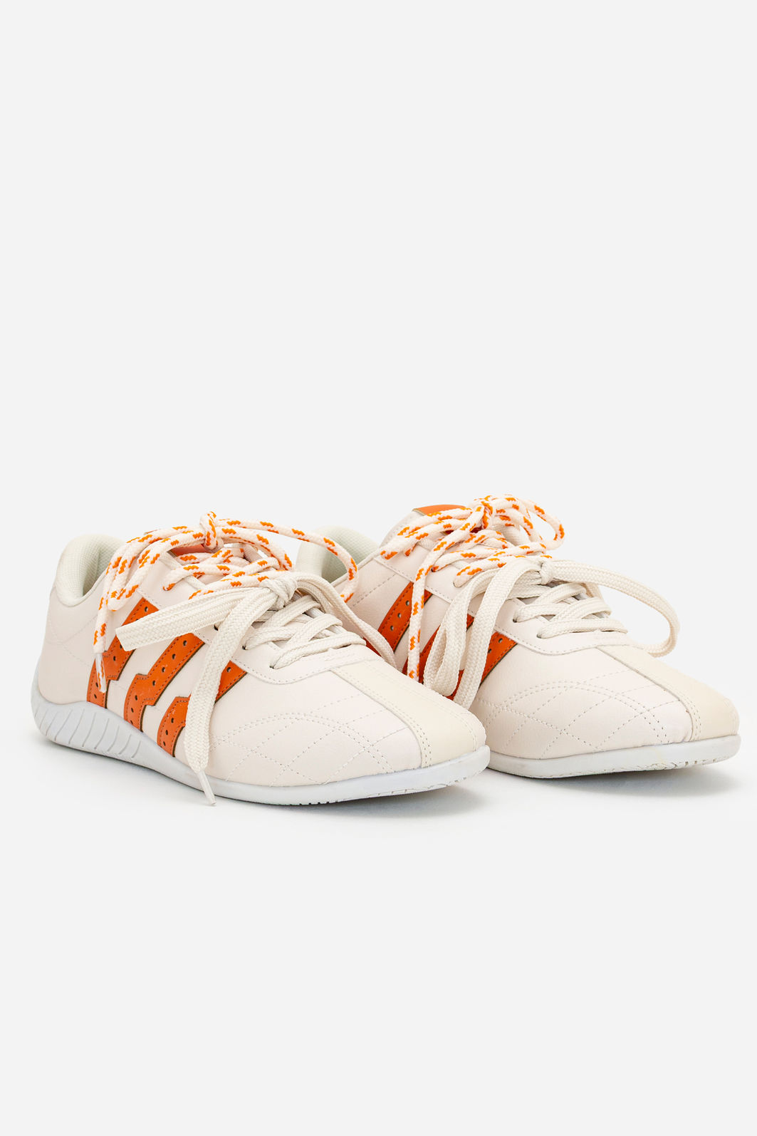 Tênis com 2 Cadarços e Solado Baixo Off White Tênis com 2 Cadarços e Solado Baixo Off White