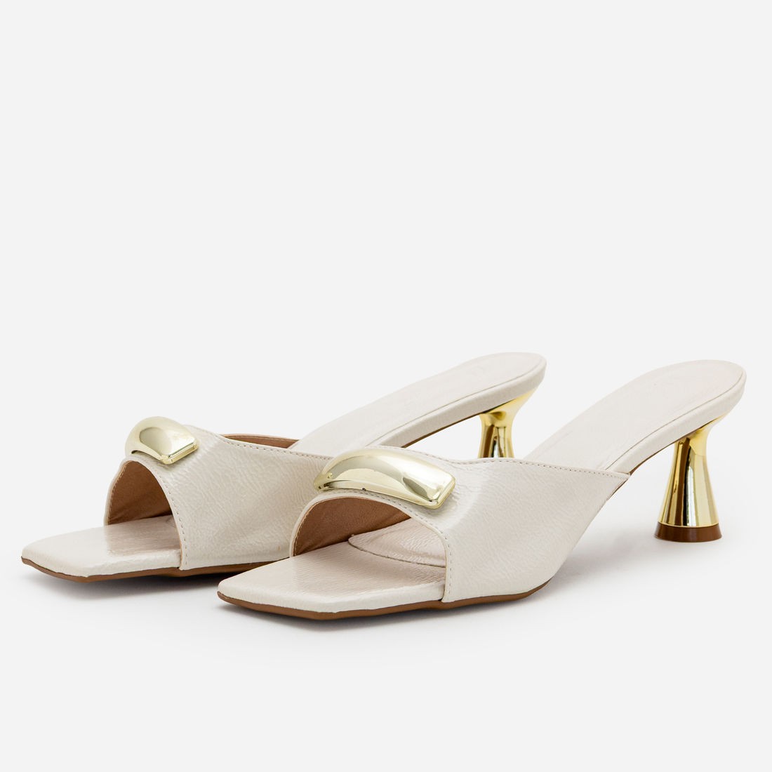 Mule com Enfeite e Salto Cromado Off White Mule com Enfeite e Salto Cromado Off White