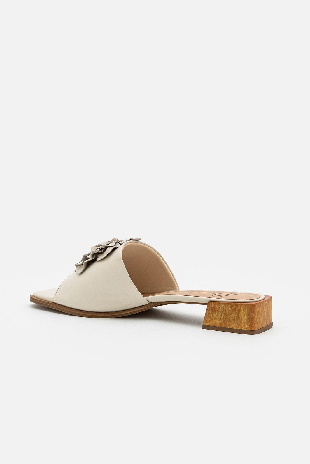 Mule em Couro com Max Flor Elegante Off White Mule em Couro com Max Flor Elegante Off White