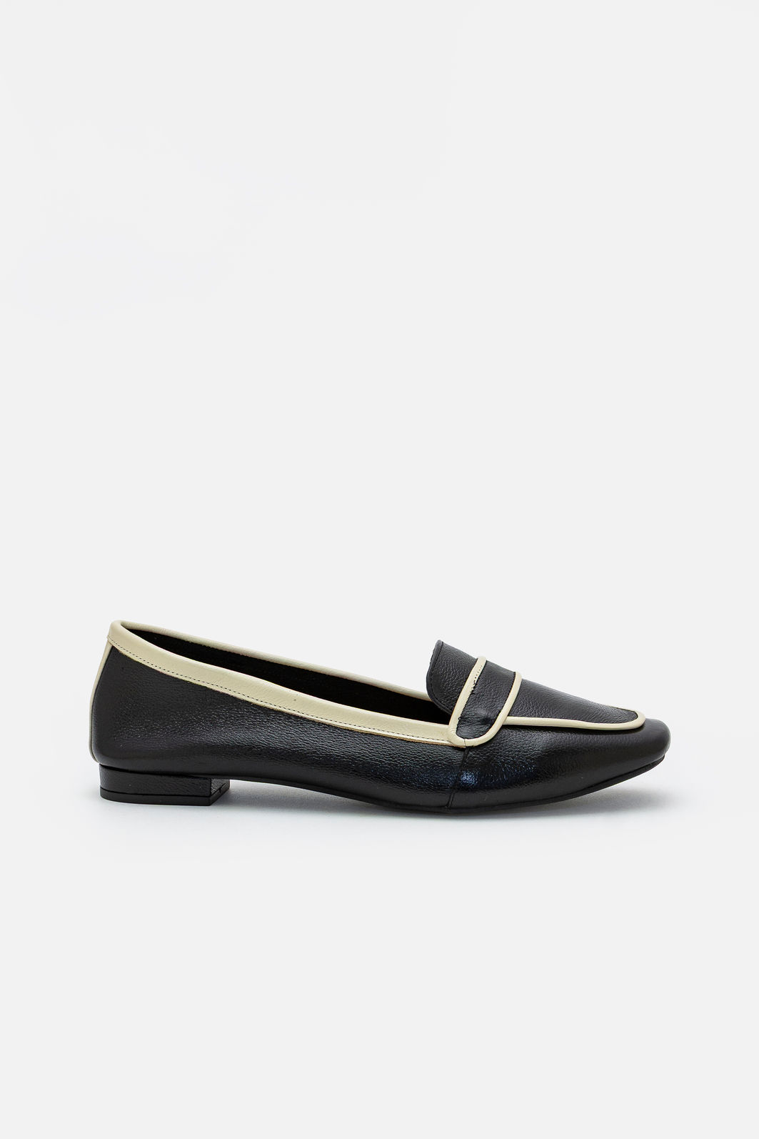 Mocassim em Couro Preto com Off White Mocassim em Couro Preto com Off White