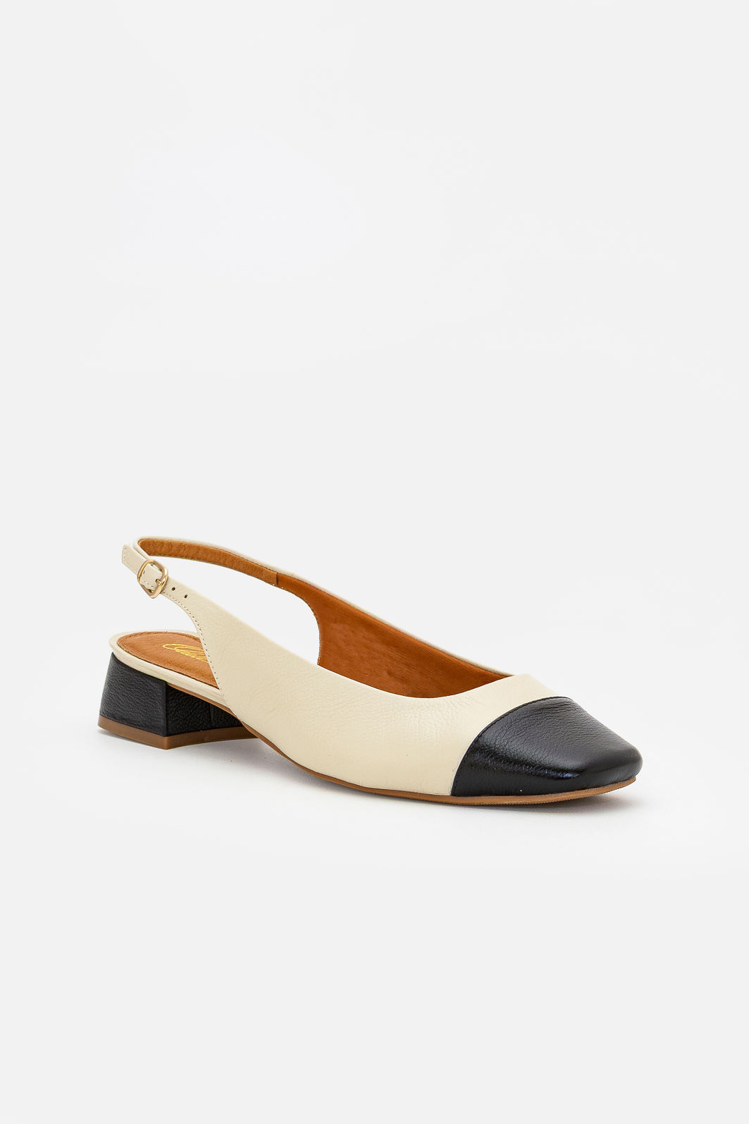 Chanel em Couro com Salto Baixo Preto com Amêndoa Chanel em Couro com Salto Baixo Preto com Amêndoa