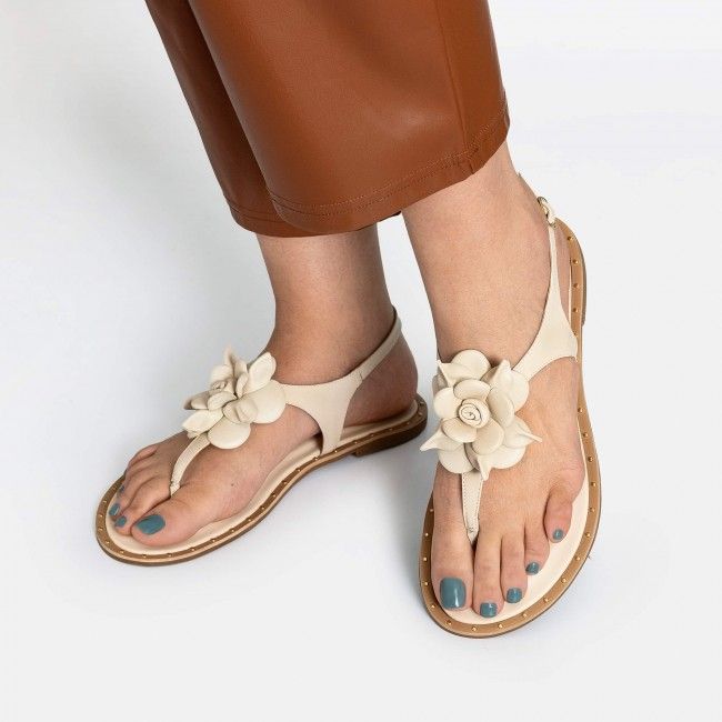 Rasteira Delicada com Flor em Couro Off White