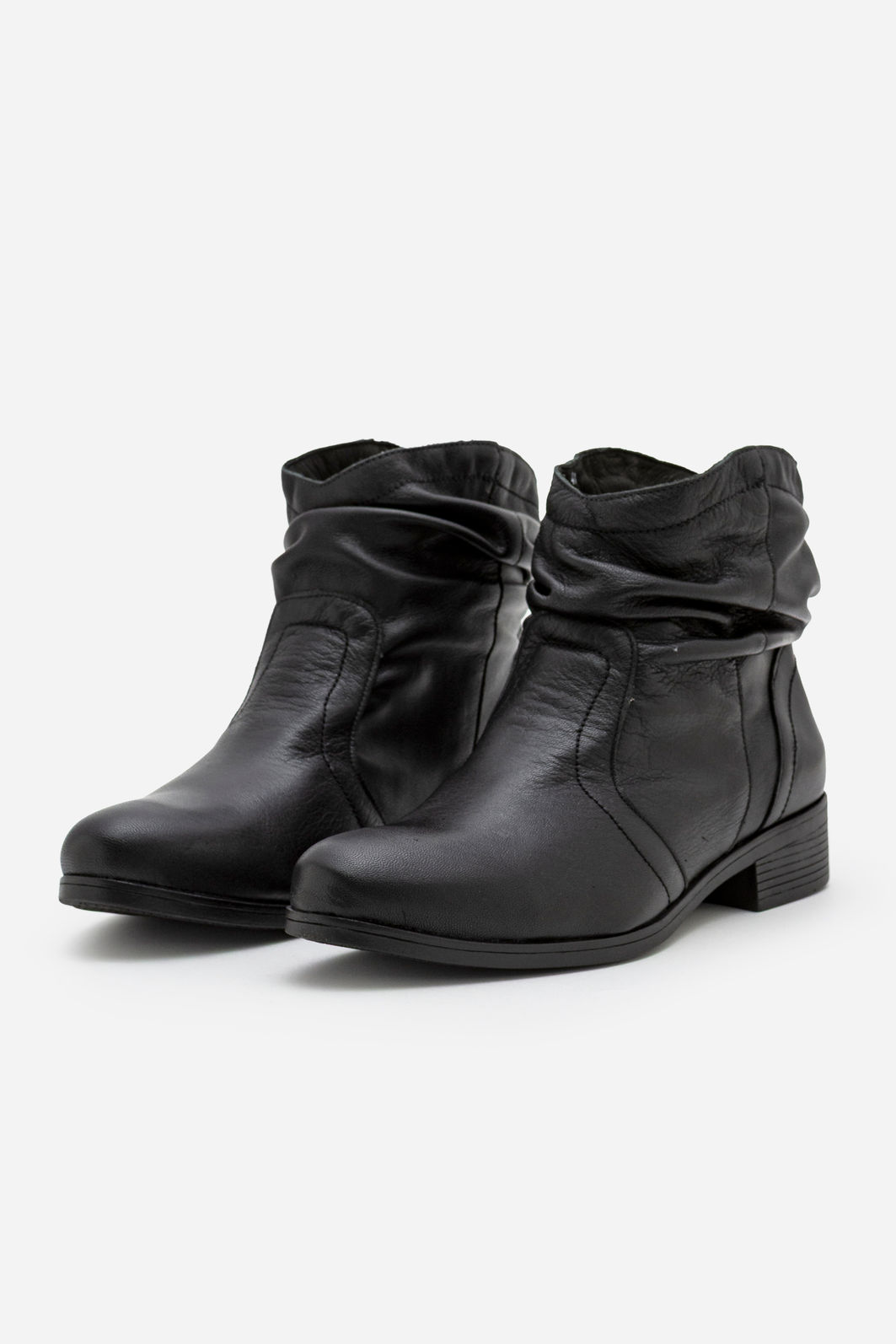 Bota em Couro com Cano Franzido Preta Bota em Couro com Cano Franzido Preta