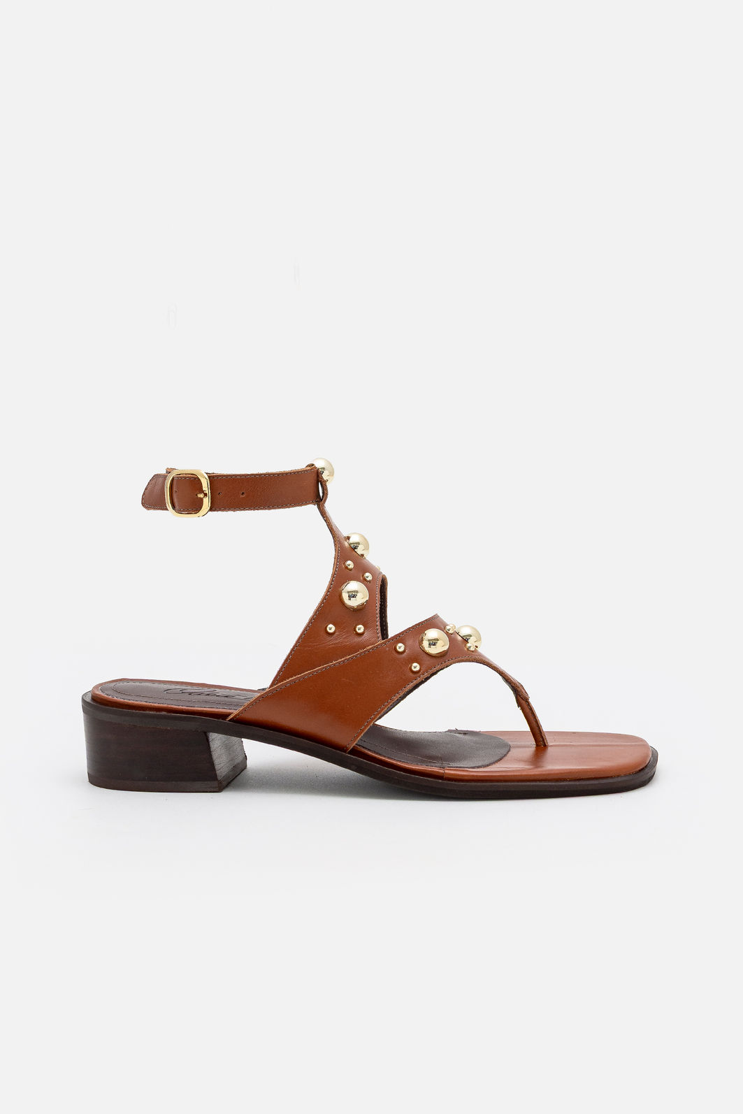 Sandália em Couro com Rebites Cromados Caramelo Sandália em Couro com Rebites Cromados Caramelo