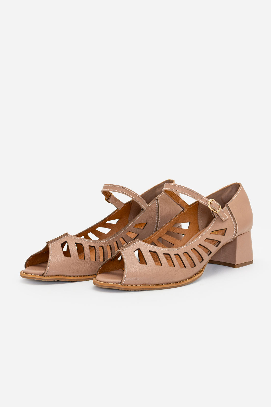 Peep Toe em Couro com Recortes Laser e Salto Bloco Amêndoa Peep Toe em Couro com Recortes Laser e Salto Bloco Amêndoa