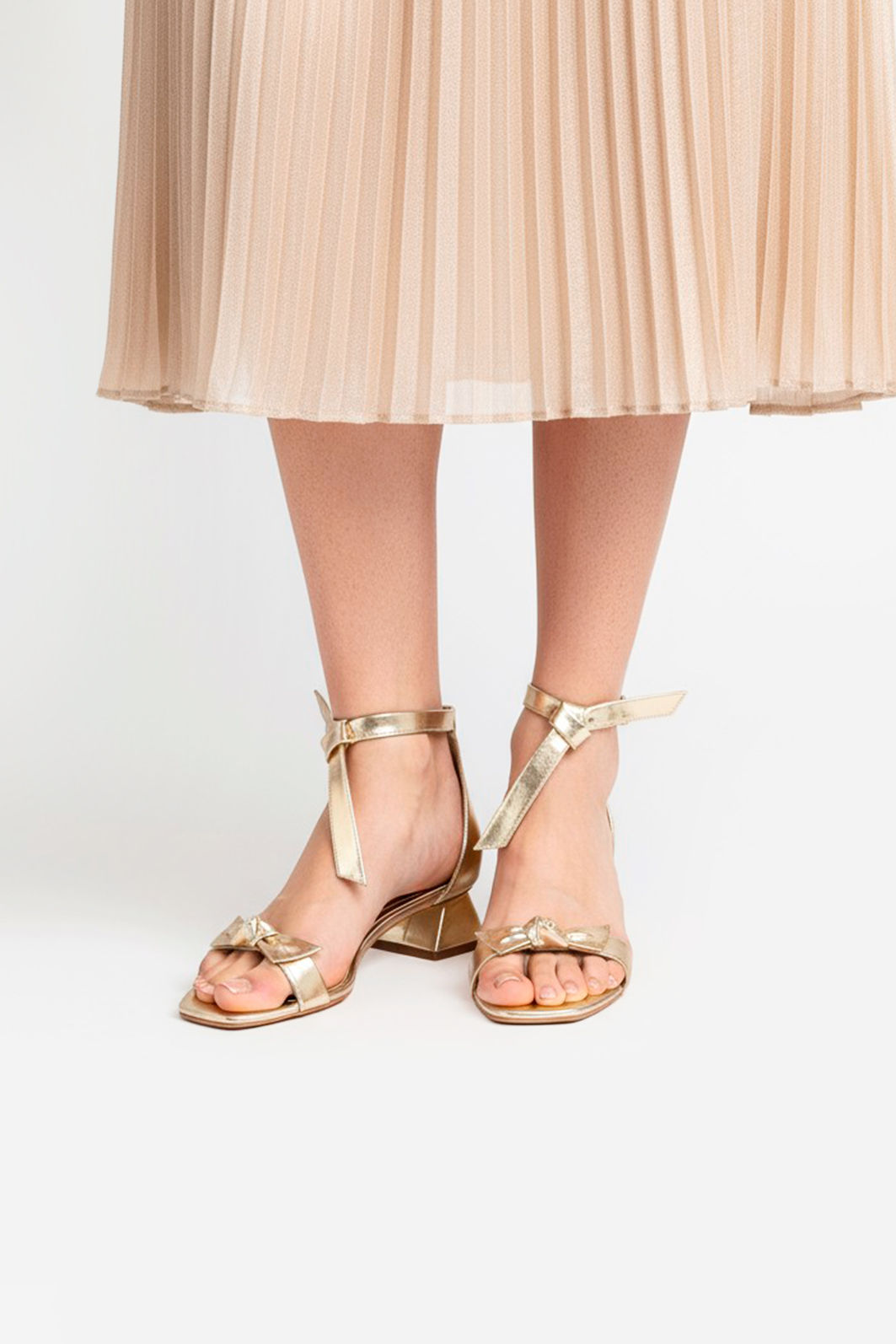 Sandália com Laço e Salto Baixo Champagne Sandália com Laço e Salto Baixo Champagne