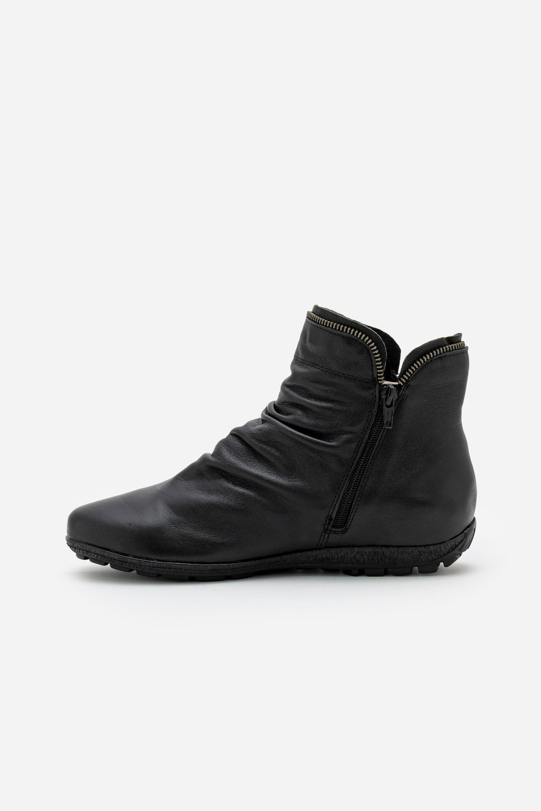 Bota em Couro com Cano Franzido em Sola de Borracha Preto Bota em Couro com Cano Franzido em Sola de Borracha Preto