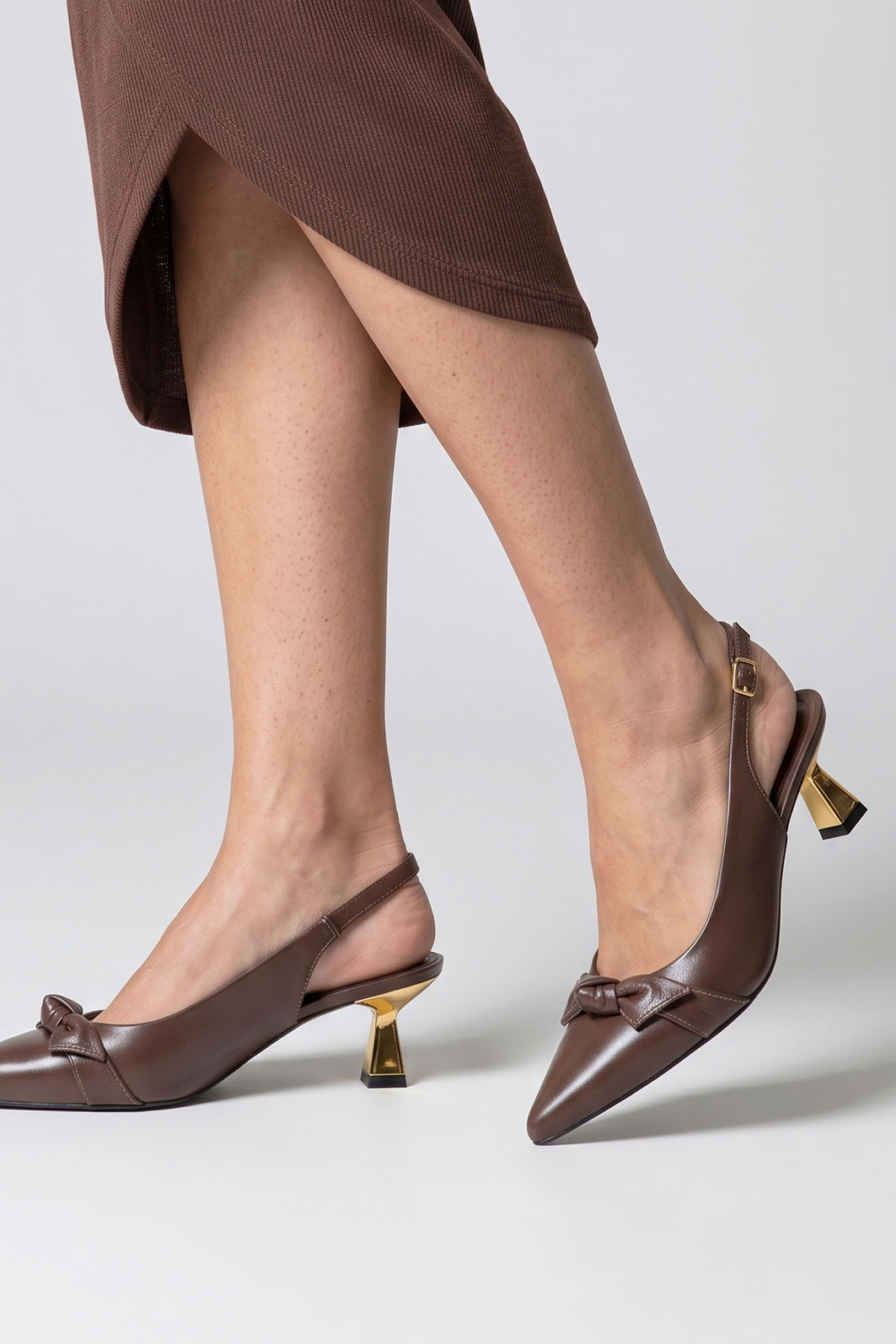 Slingback com Laço em Couro e Salto Cromado Marrom Slingback com Laço em Couro e Salto Cromado Marrom