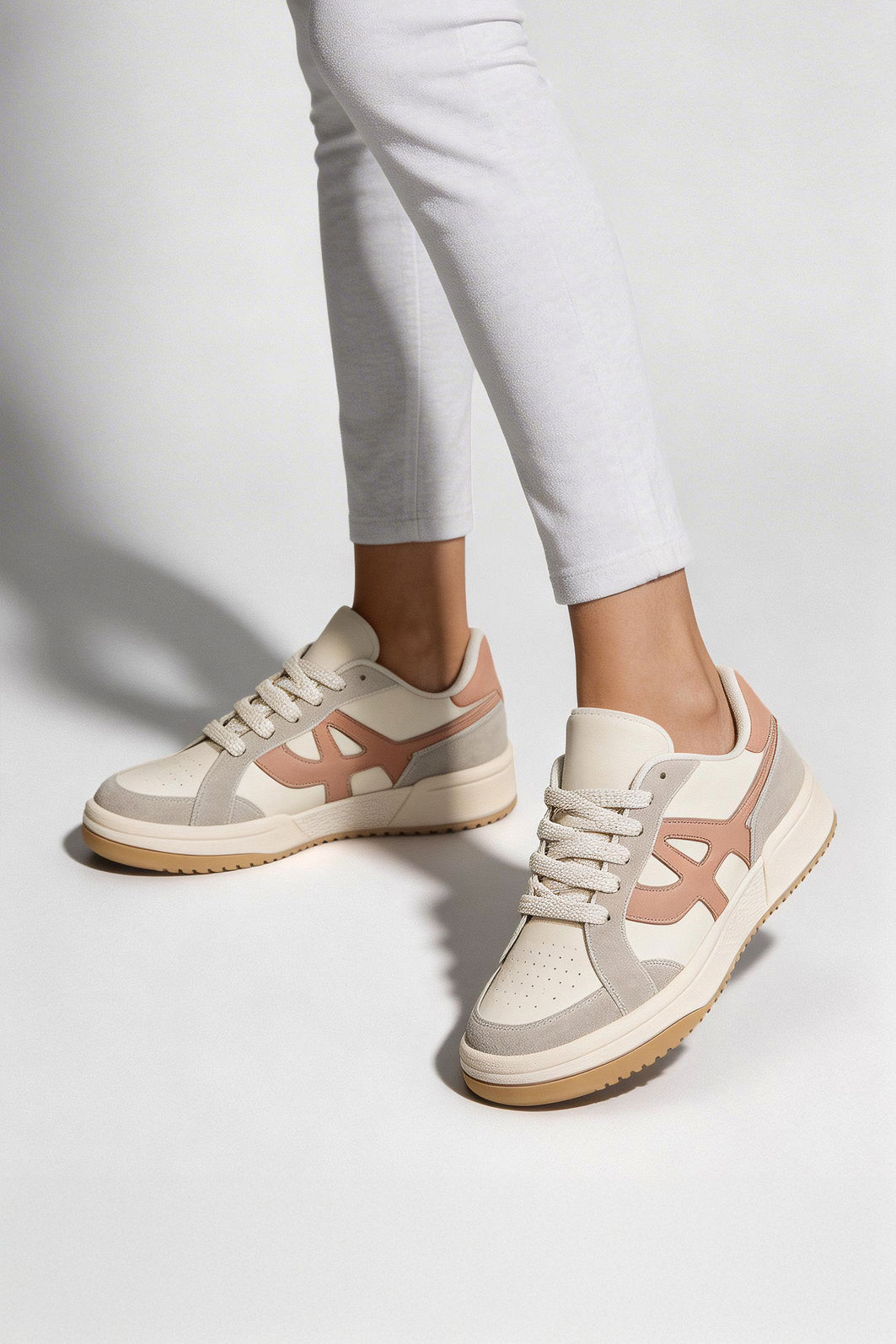 Tênis com Recortes e Cadarço Off White