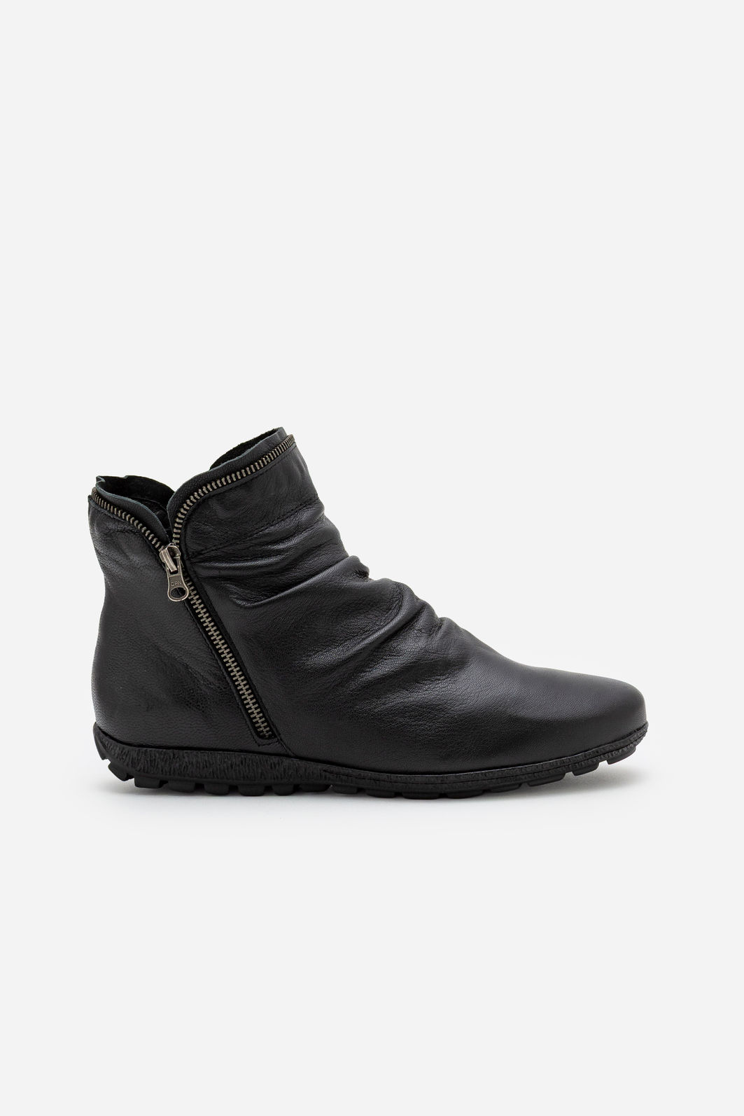 Bota em Couro com Cano Franzido em Sola de Borracha Preto Bota em Couro com Cano Franzido em Sola de Borracha Preto