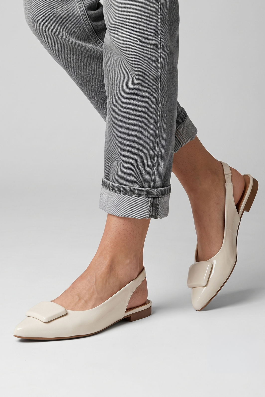 Slingback com Enfeite Rasteiro Off White Slingback com Enfeite Rasteiro Off White