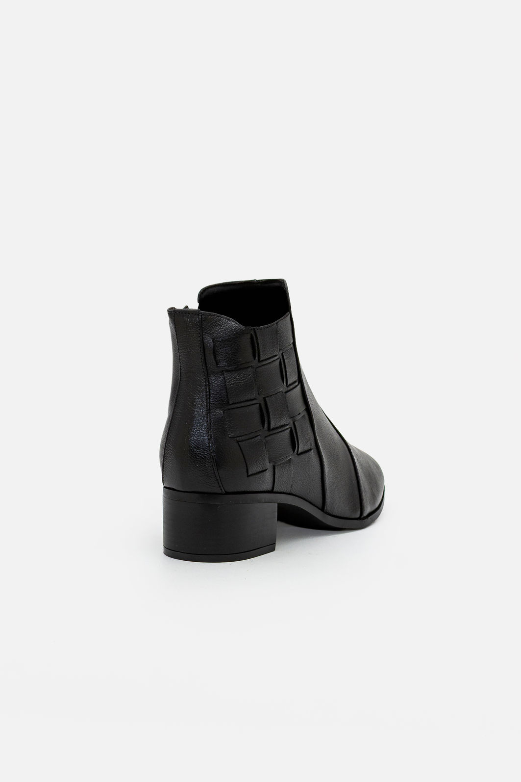 Bota em Couro Cano Curto Elegante Preta Bota em Couro Cano Curto Elegante Preta