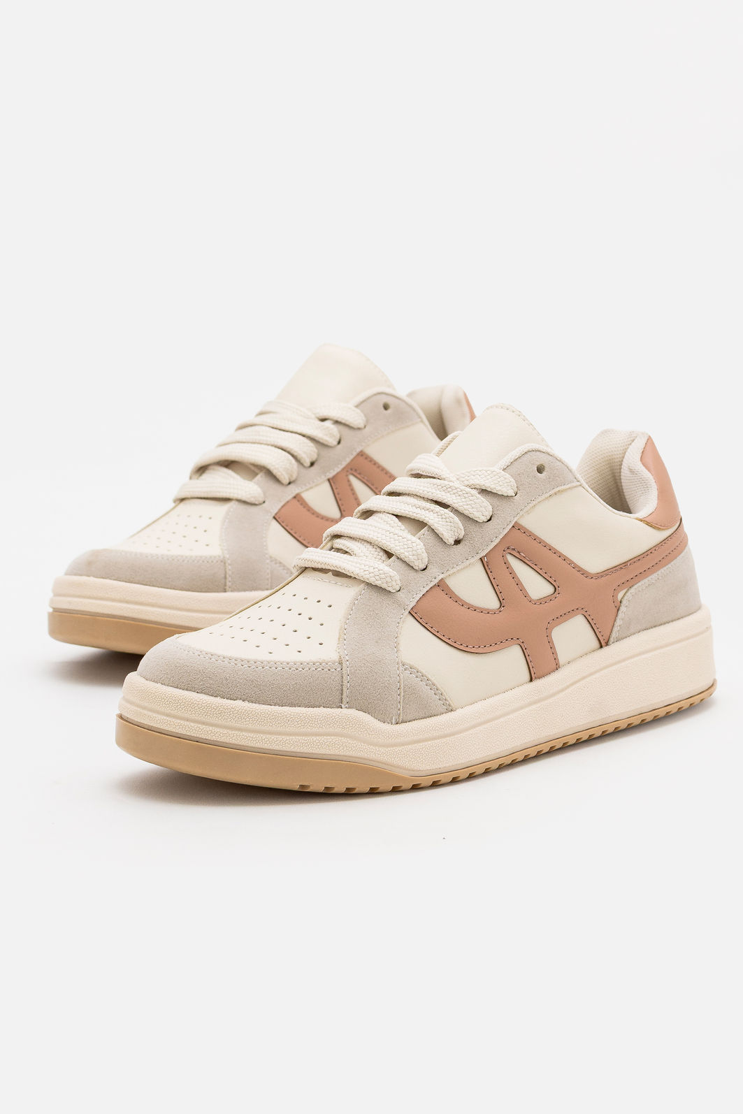 Tênis com Recortes e Cadarço Off White