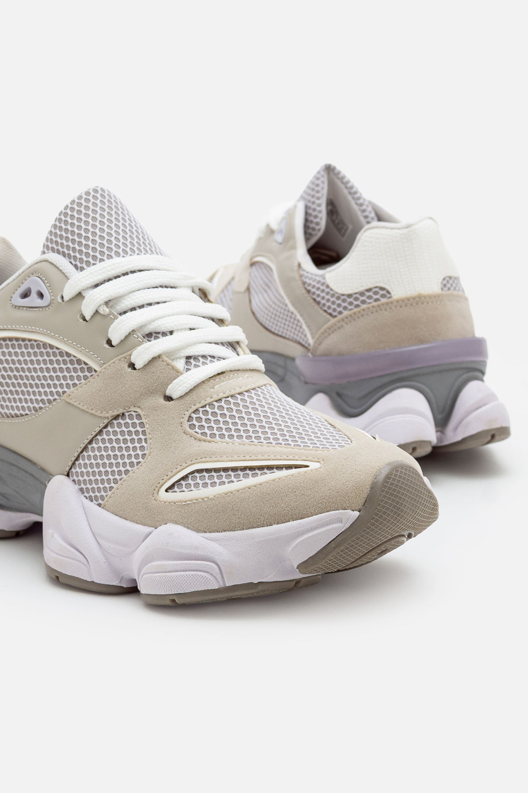 Tênis Moderno com Recortes Estilosos Cinza