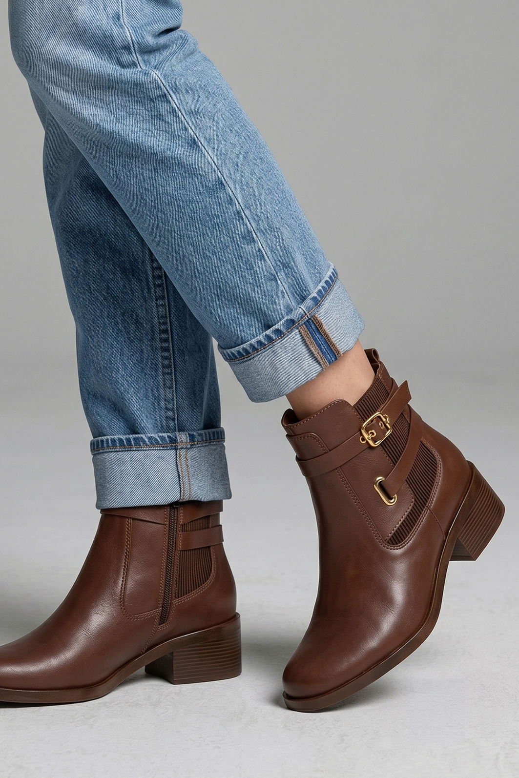 Bota em Couro com Fivelas e Salto Bloco Marrom Bota em Couro com Fivelas e Salto Bloco Marrom