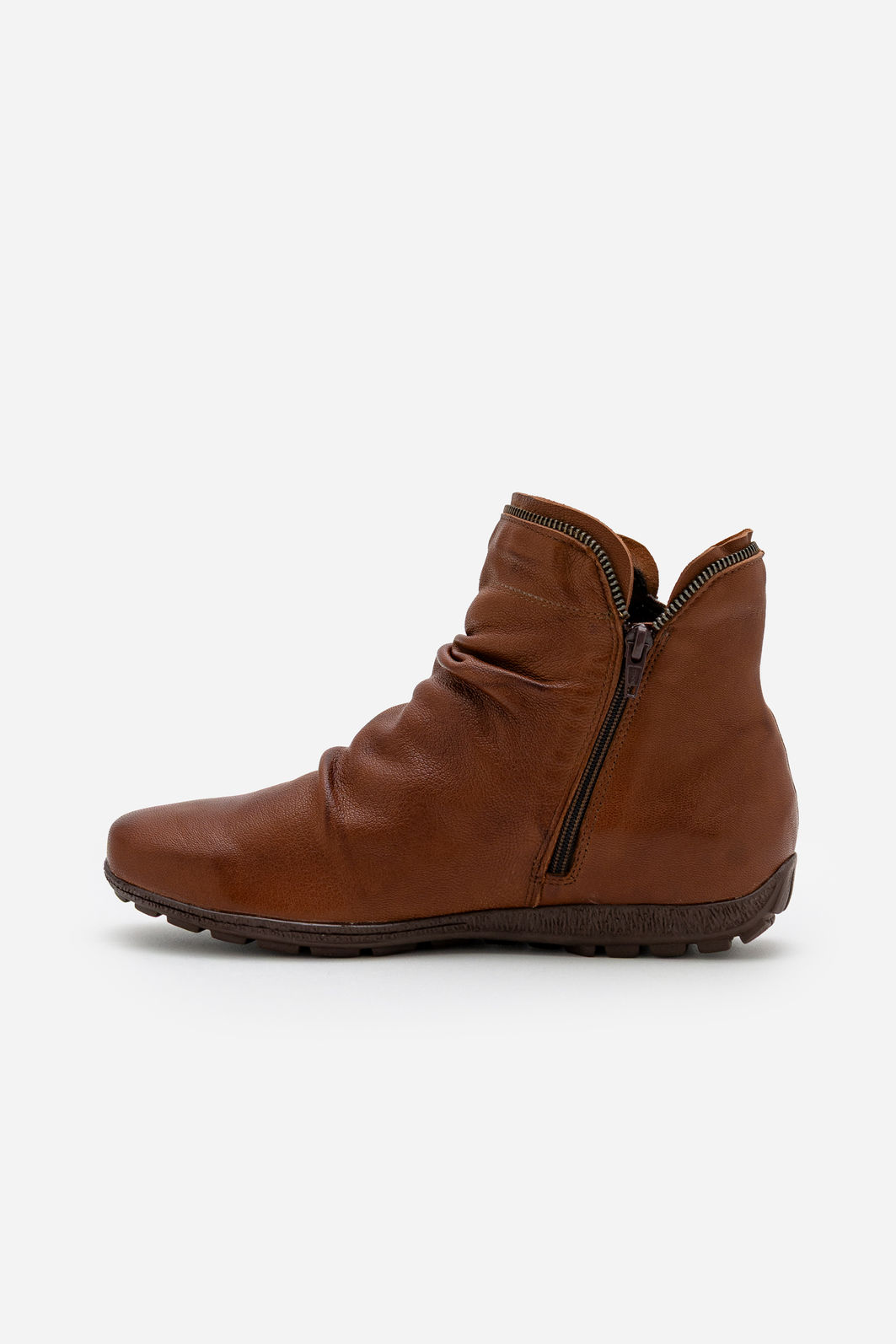 Bota em Couro com Cano Franzido em Sola de Borracha Tostado Bota em Couro com Cano Franzido em Sola de Borracha Tostado