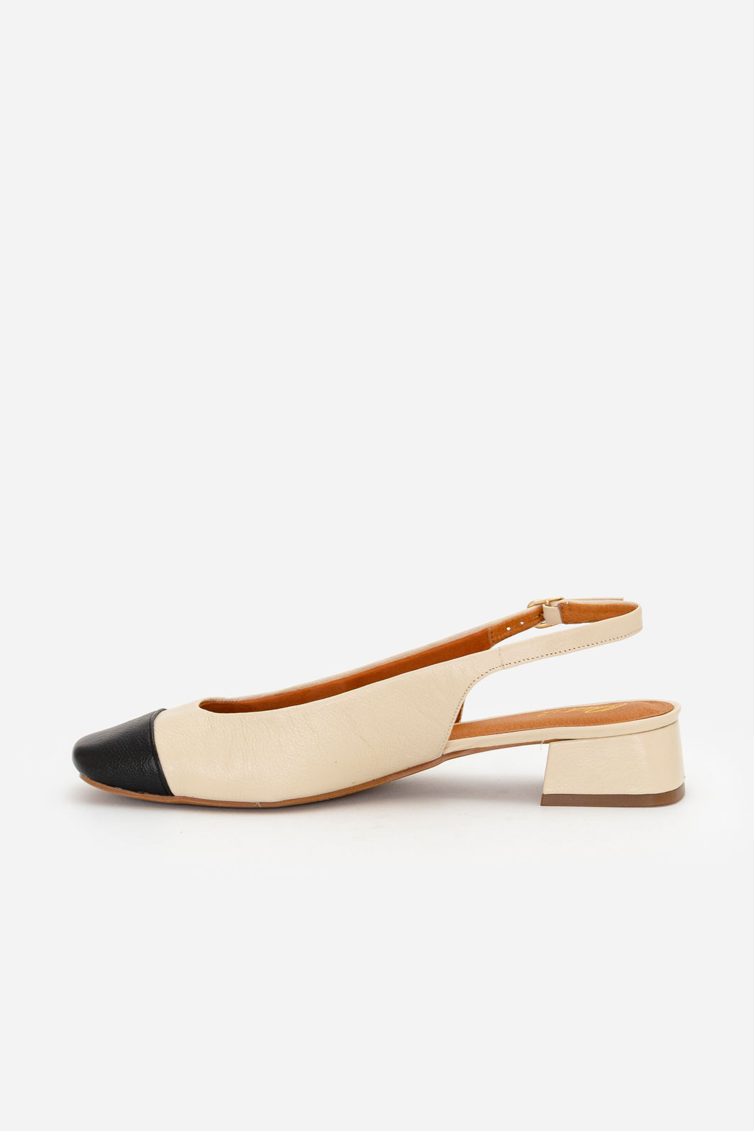 Slingback com Biqueira Preta em Couro Off White Slingback com Biqueira Preta em Couro Off White