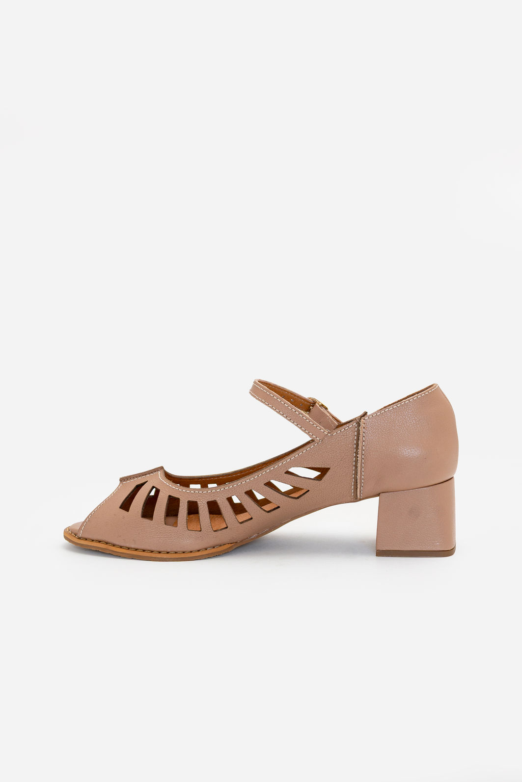 Peep Toe em Couro com Recortes Laser e Salto Bloco Amêndoa Peep Toe em Couro com Recortes Laser e Salto Bloco Amêndoa