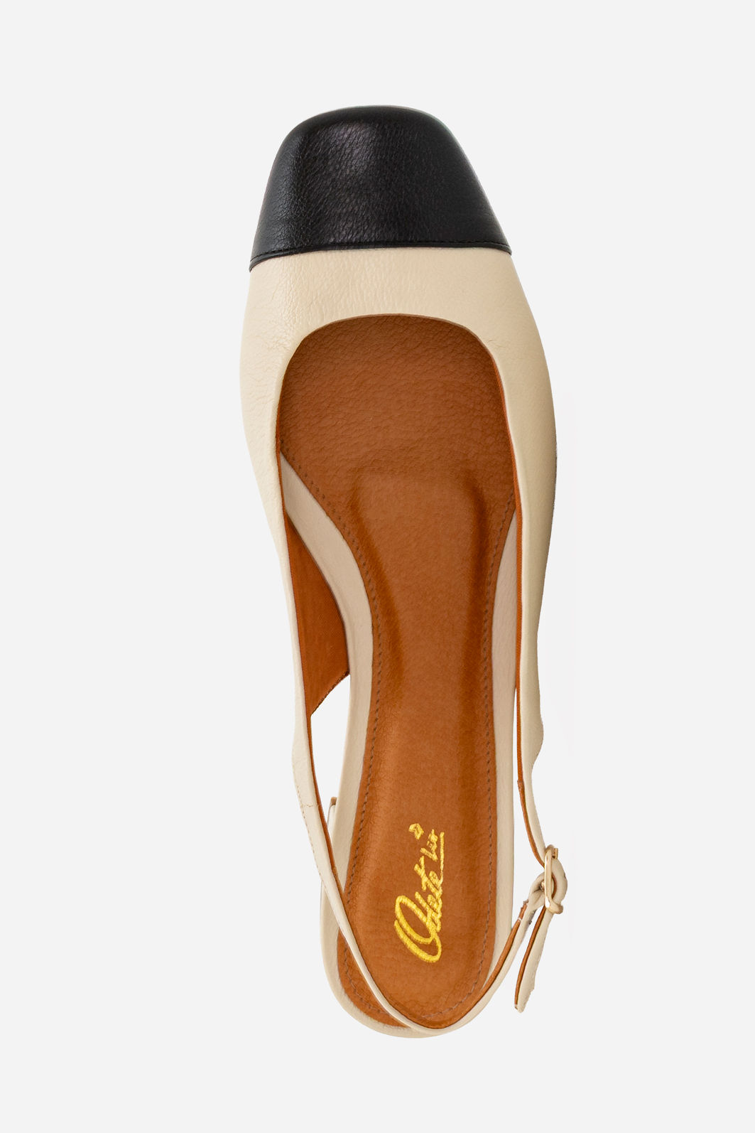 Slingback com Biqueira Preta em Couro Off White Slingback com Biqueira Preta em Couro Off White