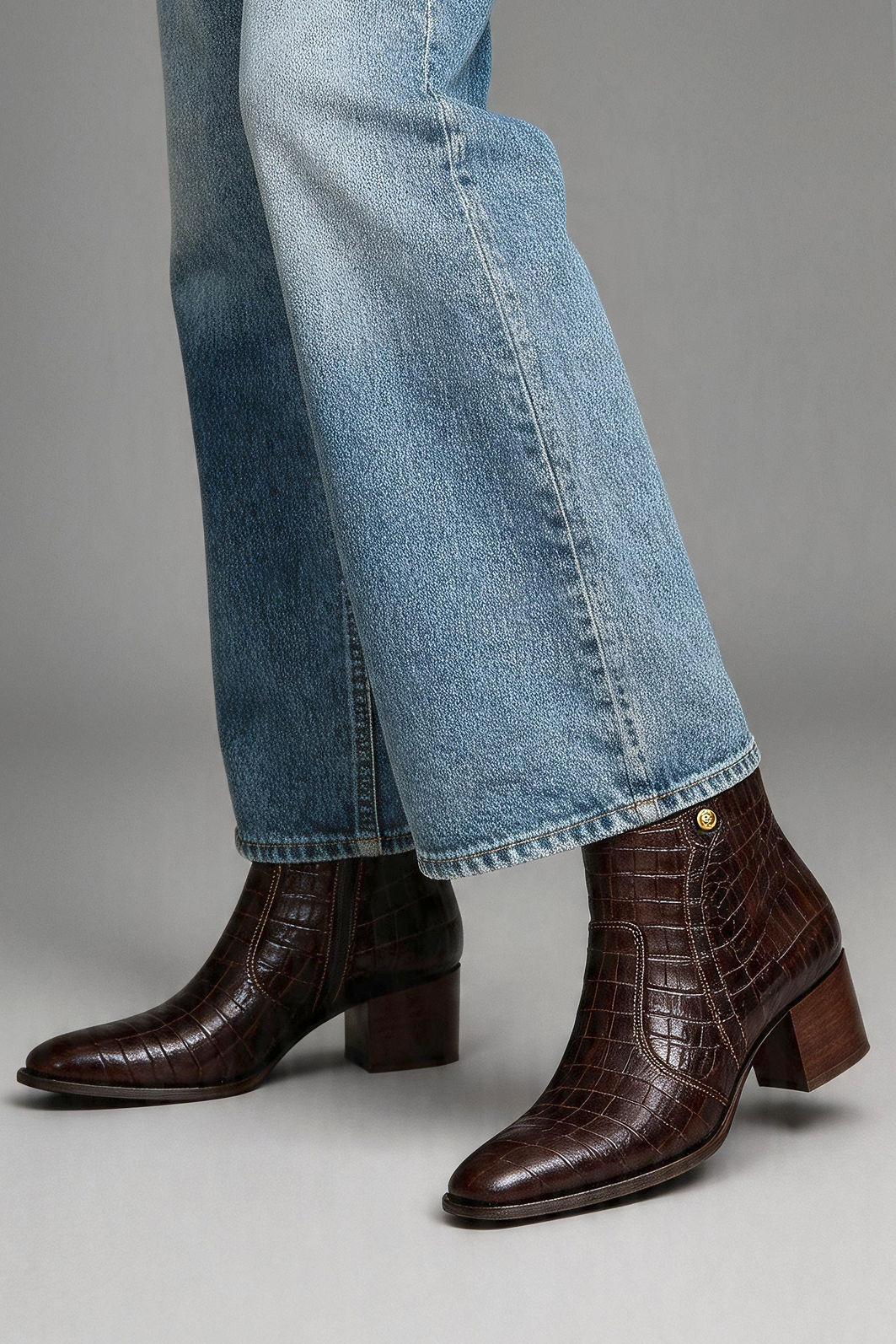 Bota em Couro Croco Elegante com Salto Bloco Café Bota em Couro Croco Elegante com Salto Bloco Café