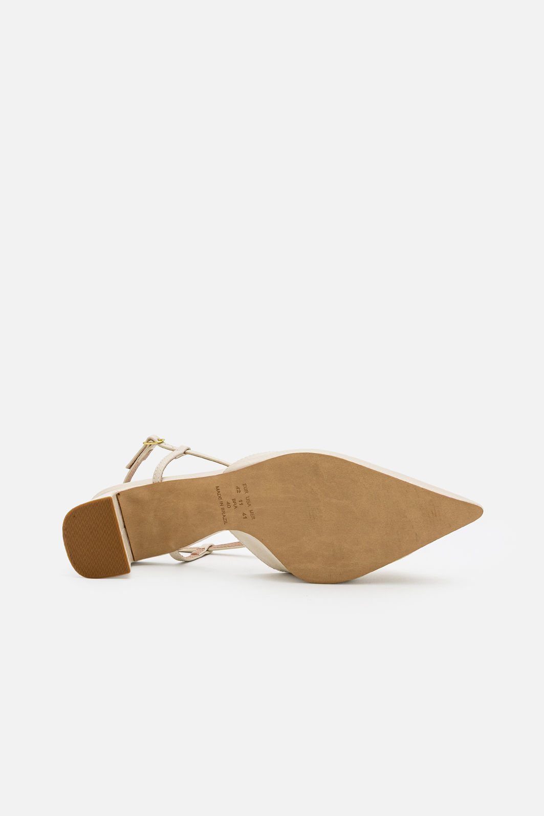 Chanel Com Salto Bloco e Enfeite Off White Chanel Com Salto Bloco e Enfeite Off White