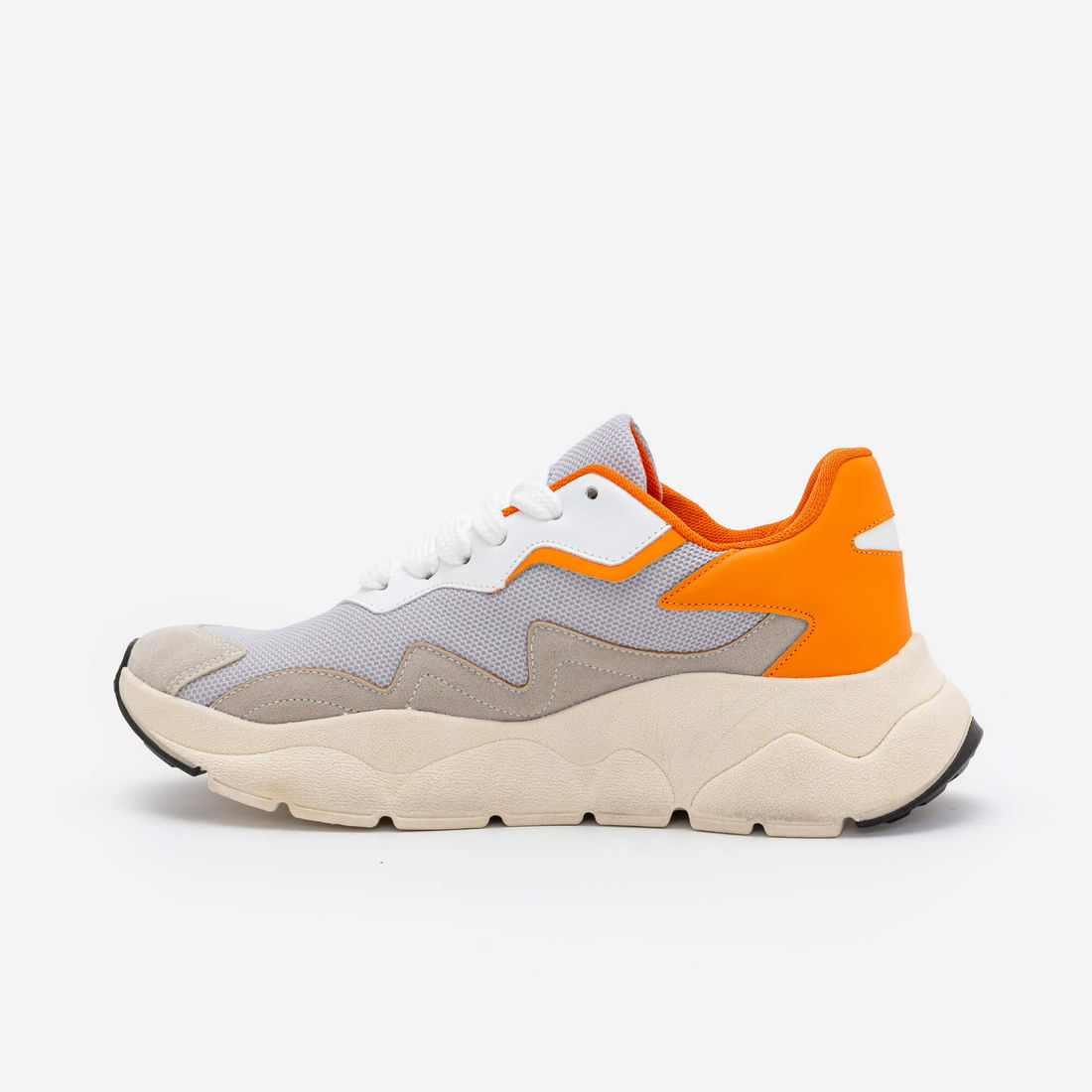 Tênis Esportivo com Solado Robusto Cinza