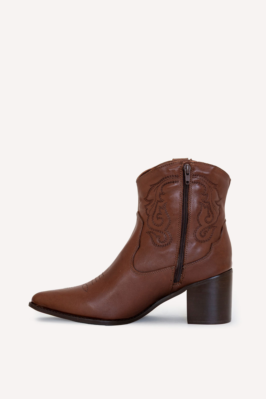 Bota em Couro com Bordado Cano Médio Western Tostado
