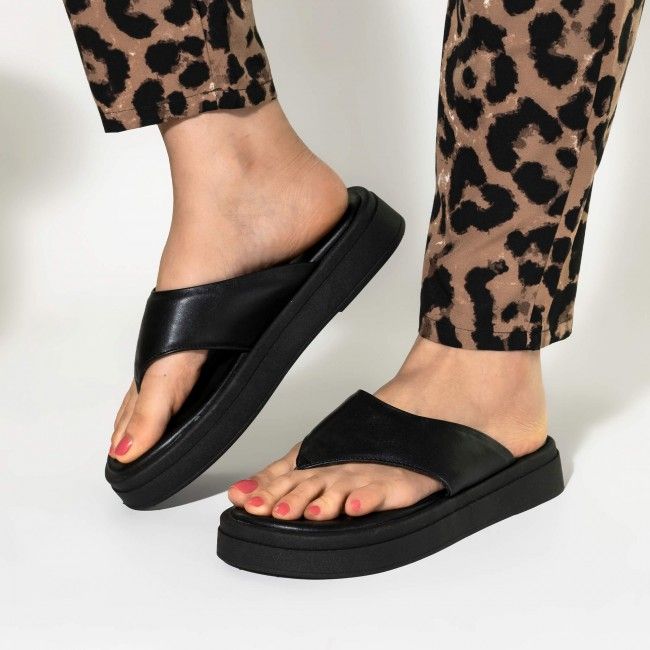 Mule Flatform de Dedo Preto Mule Flatform de Dedo Preto