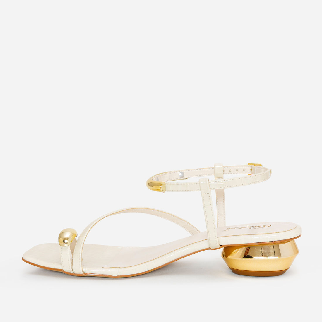 Sandália Croco com Enfeites Metálicos e Salto Cromado Off White Sandália Croco com Enfeites Metálicos e Salto Cromado Off White