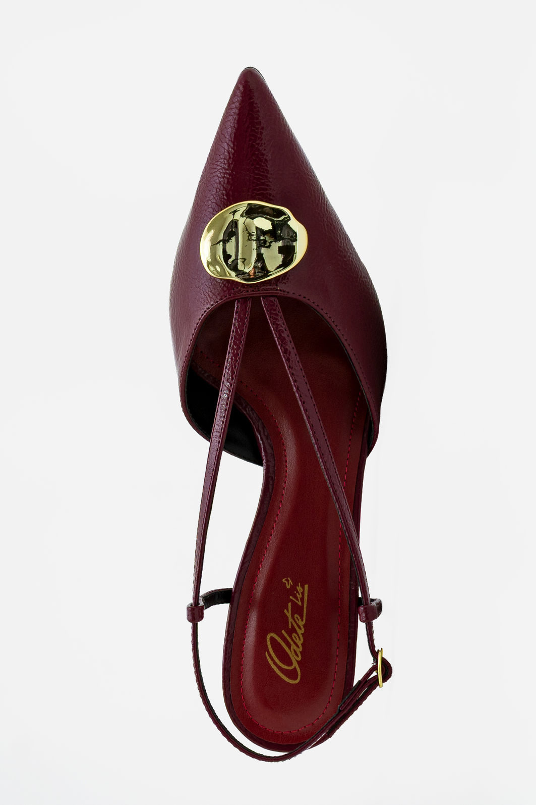 Chanel Elegante com Enfeite e Salto Metálico Bordo