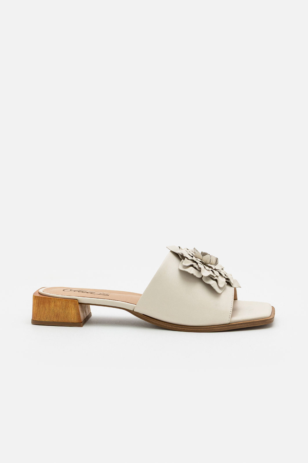 Mule em Couro com Max Flor Elegante Off White Mule em Couro com Max Flor Elegante Off White