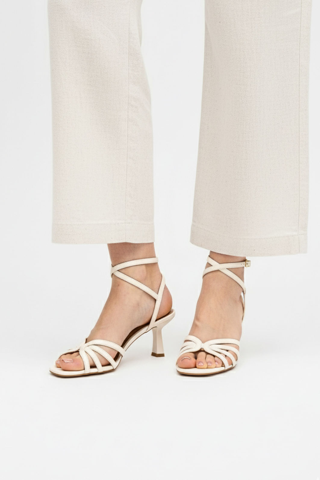 Sandália em Tiras Finas com Tornozeleira Salto Médio Off White